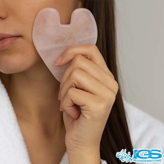 ماساژ گواشا رزکوارتز مدل زن داره استفاده میکنه سنگ عشق و سلامتی پوست