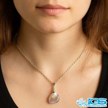 گردنبند سنگ مروارید باروک طبیعی بدون زنجیر در گردن مدل خانم