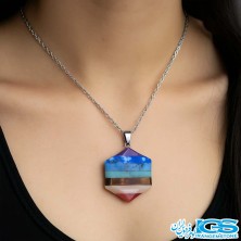 گردنبند هفت چاکرا بدون زنجیر  در گردن مدل خانم