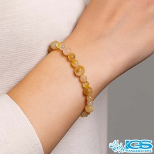 دستبند سیترین در دست مدل