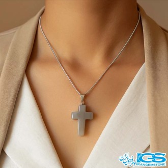 گردنبند عقیق سفید صلیب مدل زن استفاده میشود