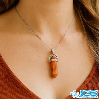 گردنبند منشور سنگ دلربا مدل زن استفاده میکنه