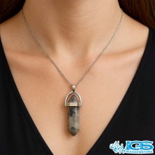 گردنبند منشور لابرادوریت مدل خانم بر روی گردن