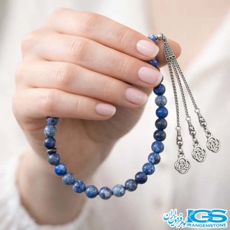 تسبیح لاجورد افغانستان ۳۳ دانه‌ اصل – آرامش و انرژی مثبت بر روی دست مدل زن
