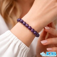 دستبند کشی آمیتیست | آرامش و انرژی مثبت در یک جواهر بر روی دست مدل زن برای دیدن بهتر