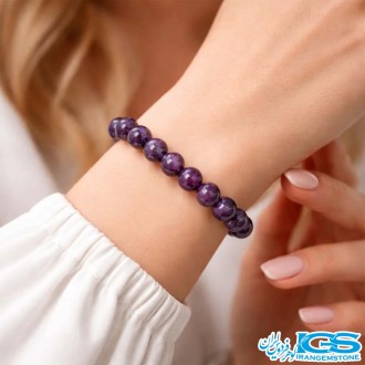 دستبند کشی آمیتیست | آرامش و انرژی مثبت در یک جواهر بر روی دست مدل زن برای دیدن بهتر