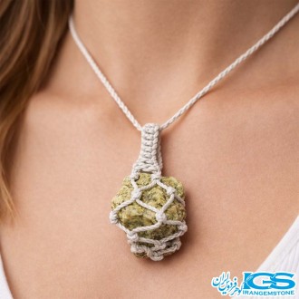 گردنبند سنگ گارنت سبز دمانتویمد کرومه بافی