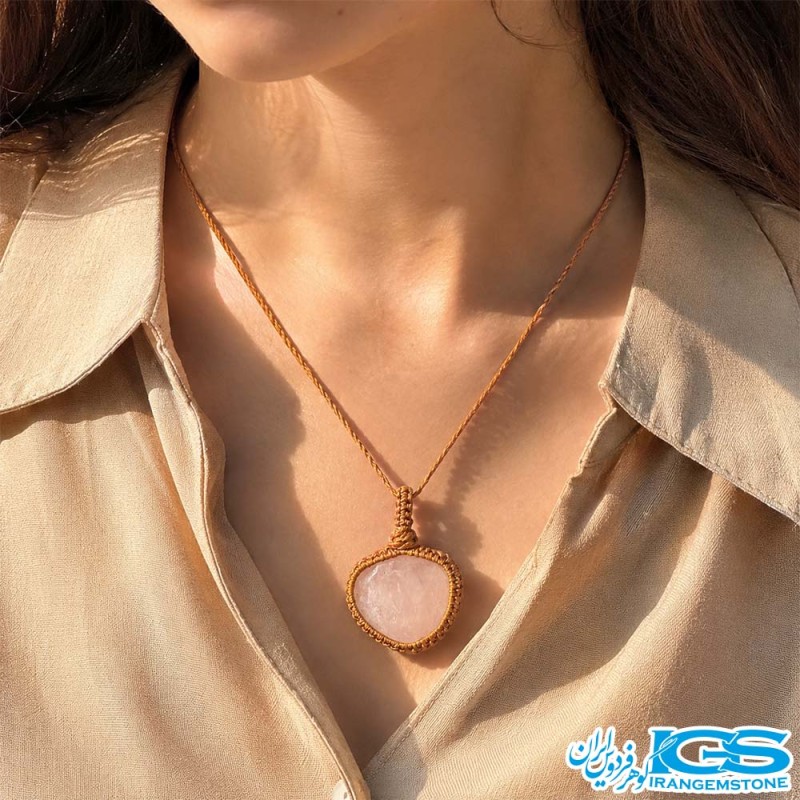 گردنبند رزکوارتز مکرومه بافی اصل | انرژی‌بخش و آرامش‌دهنده