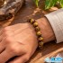 دستبند چشم ببر طلایی قهوه‌ای کشی مدل مردانه