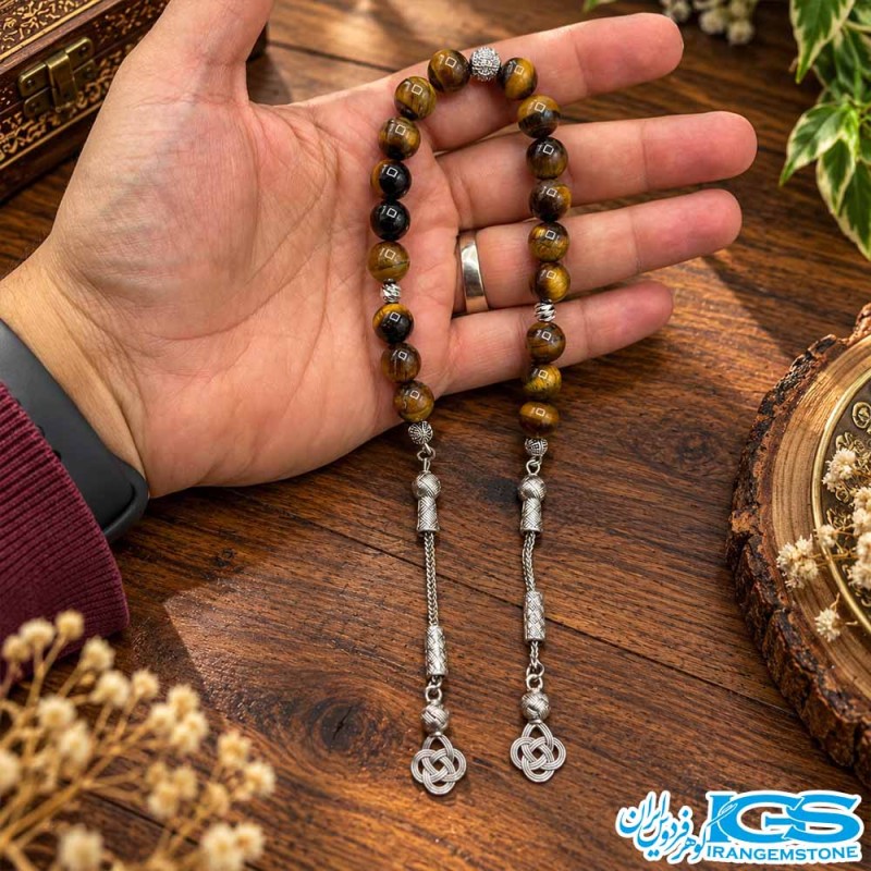 نمای نزدیک مهره ۱۰ میلی‌متری سنگ چشم ببر با جلوه نوری ابریشمی