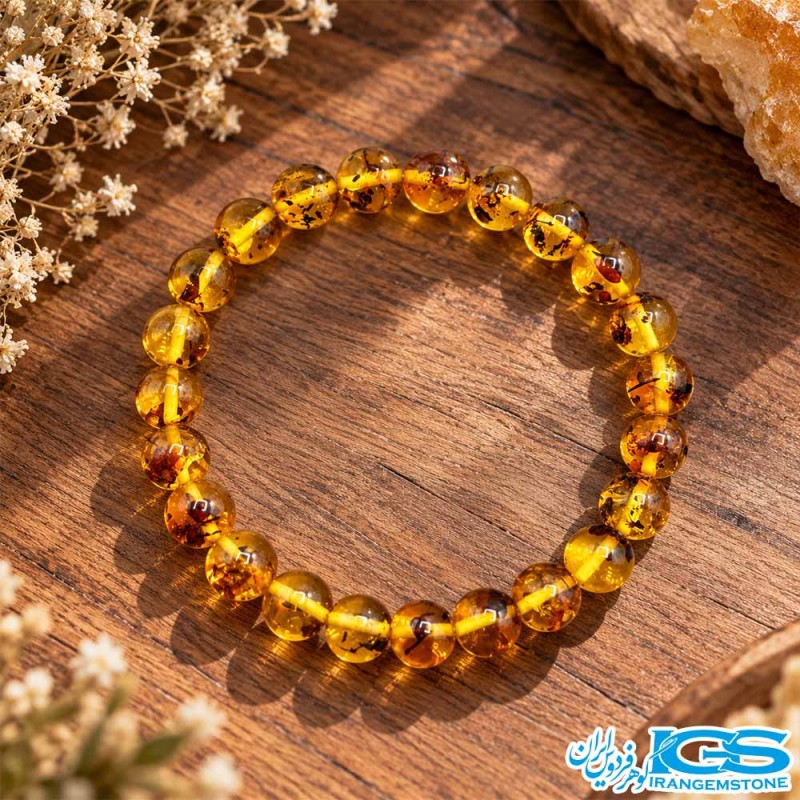 نمای نزدیک مهره‌های دستبند کهربا لهستان