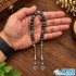 تسبیح زازا لارویکیت با مهره‌های تیره و درخشش نقره‌ای آبی