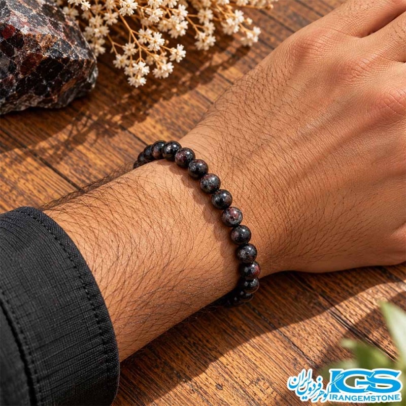 دستبند گارنت سرخ مردانه روی دست مدل برای استایل روزمره