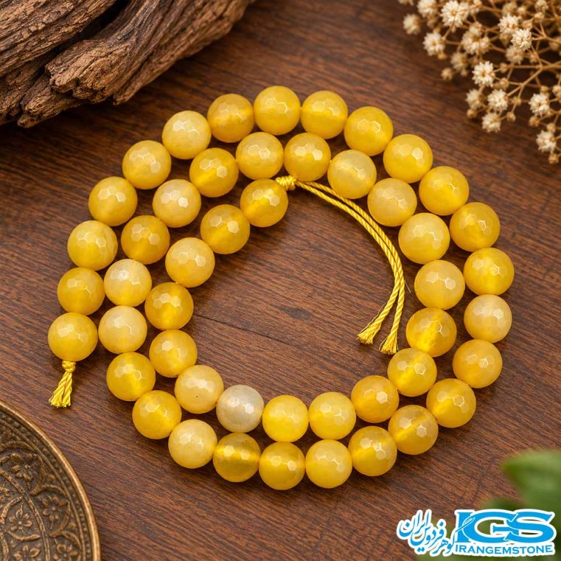 نمای نزدیک مهره های تراش خورده ریسه عقیق زرد شرف الشمس