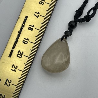 گردنبند سنگ روتیل طلایی با بند بافت مکرومه فری سایز کوارتز روتایل rutile quartz