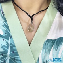 گردنبند سنگ روتیل طلایی با بند بافت مکرومه فری سایز کوارتز روتایل rutile quartz