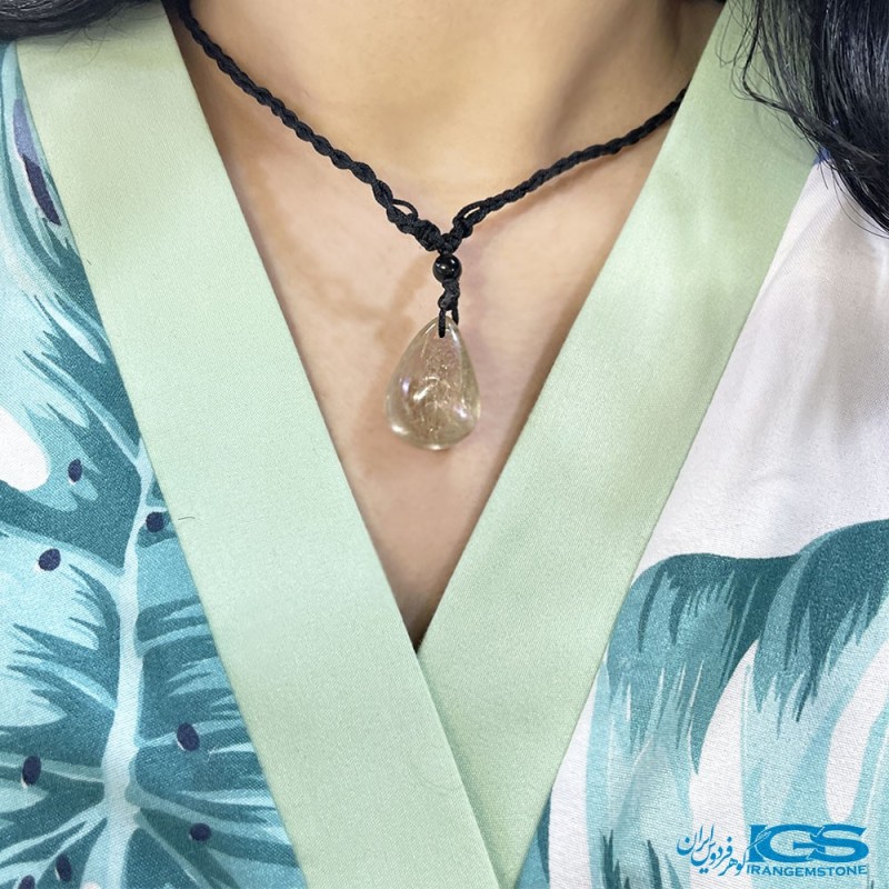 گردنبند سنگ روتیل طلایی با بند بافت مکرومه فری سایز کوارتز روتایل rutile quartz